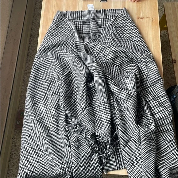 J. Crew Black and White Houndstooth Poncho Wrap - Picture 2 of 9